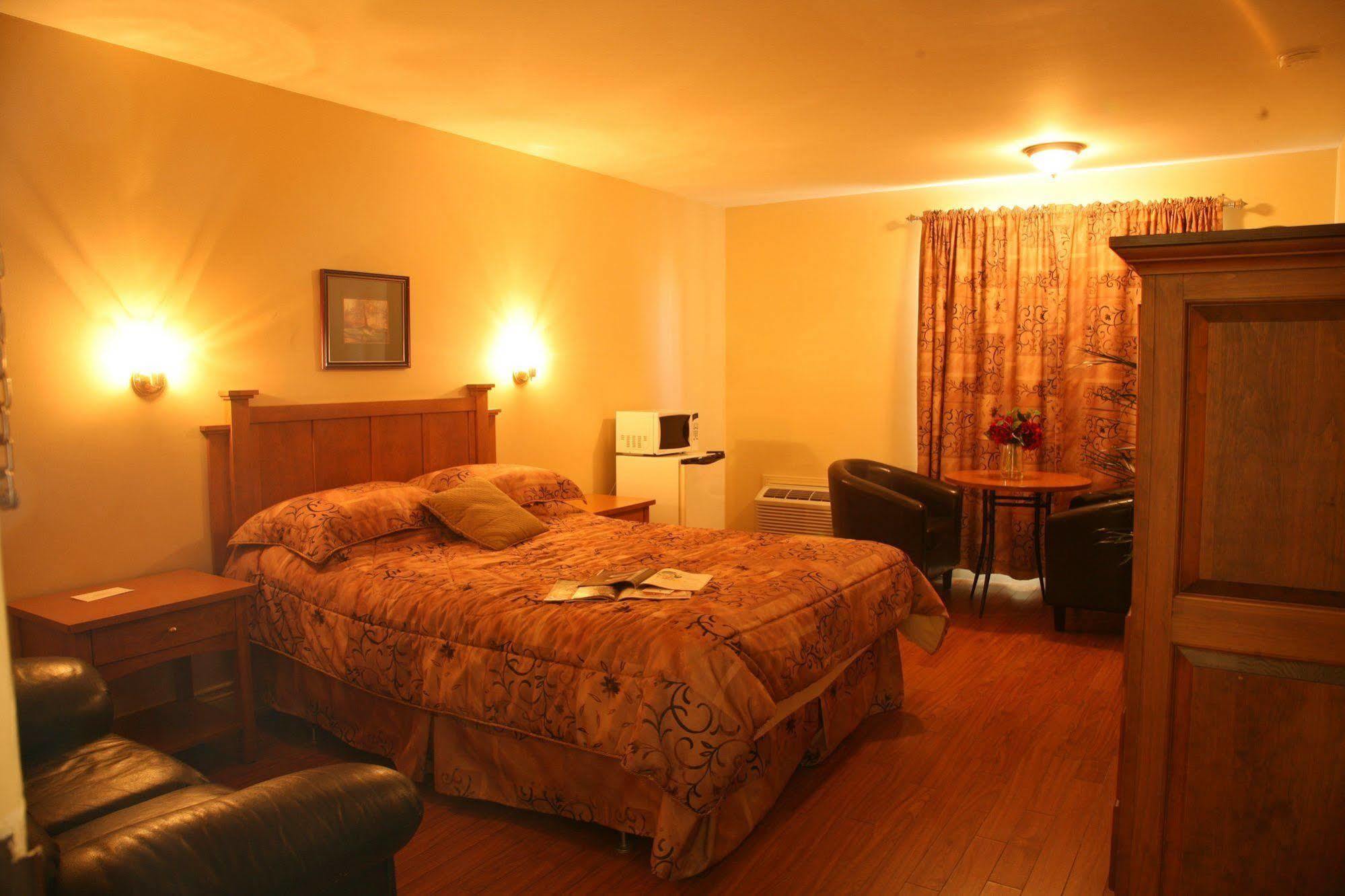 Motel & Hotel Le Luxembourg L'Ancienne-Lorette Екстер'єр фото