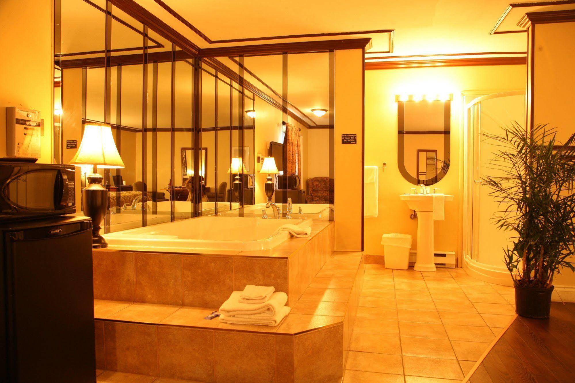 Motel & Hotel Le Luxembourg L'Ancienne-Lorette Екстер'єр фото